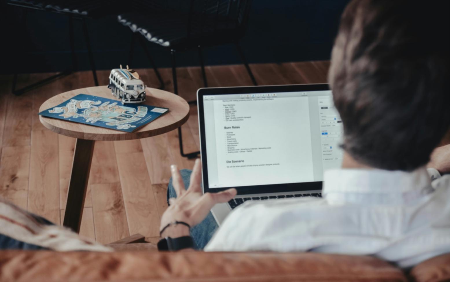 Finanzanalyse-Team bei der Arbeit mit modernen Analysewerkzeugen